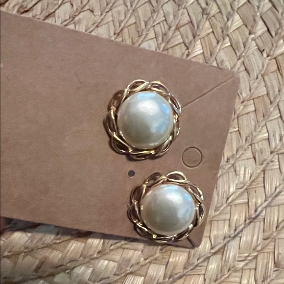 Elegant Gold and Cream Earrings - Picture 4 of 8